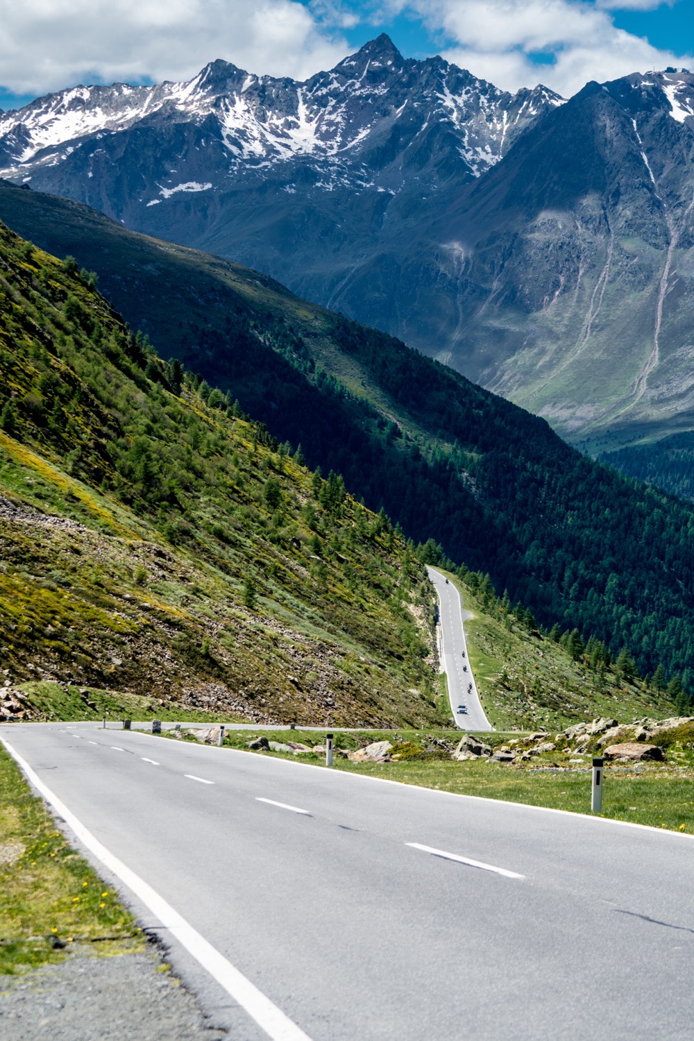 Road down into the Ötz valley
