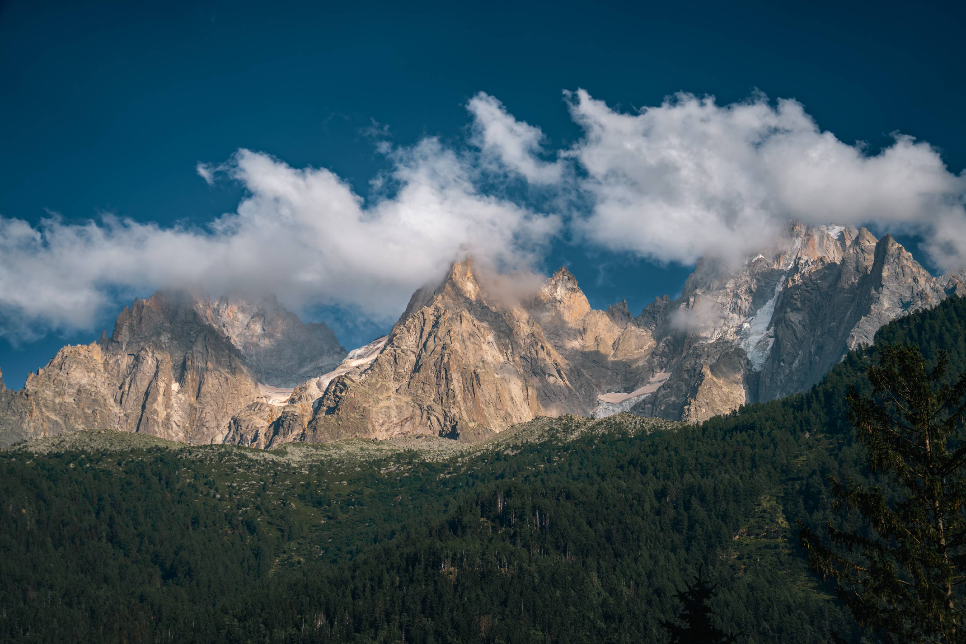 Aiguille des Grands Charmoz | 1/1000s * f4.5 * ISO 100 * 70mm - FE 70-300mm F4.5-5.6 G OSS - Sony α7R V Aiguille des Grands Charmoz