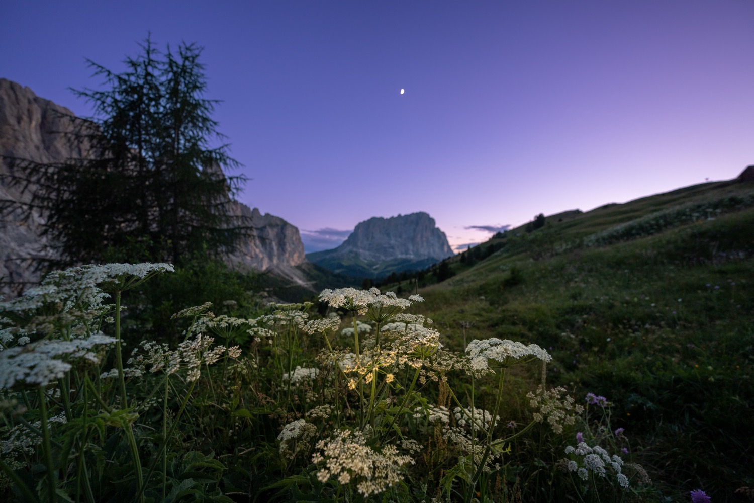 Alpini chapel at Grödner Joch | 1/30s * f2.8 * ISO 400 * 14mm - 14-24mm F2.8 DG DN | Art 019 - Sony α7 IV Alpini chapel at Grödner Joch