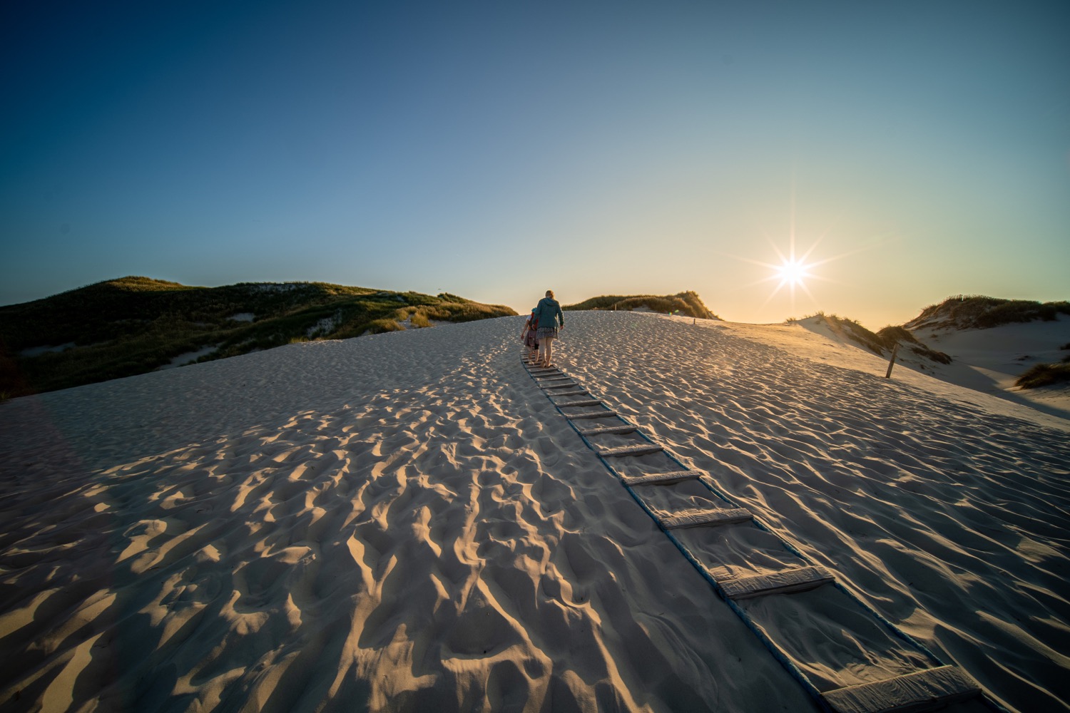 Girls admiring the evening sun | 1/250s * -- * ISO 100 * -- - Laowa 10-18mm F4.5-5.6 FE - Sony α7 III Girls admiring the evening sun