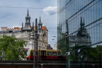 Passing Theater des Westens | 1/4000s * f4.5 * ISO 160 * 70mm - E 70-350mm F4.5-6.3 G OSS - Sony α6700 Passing Theater des Westens