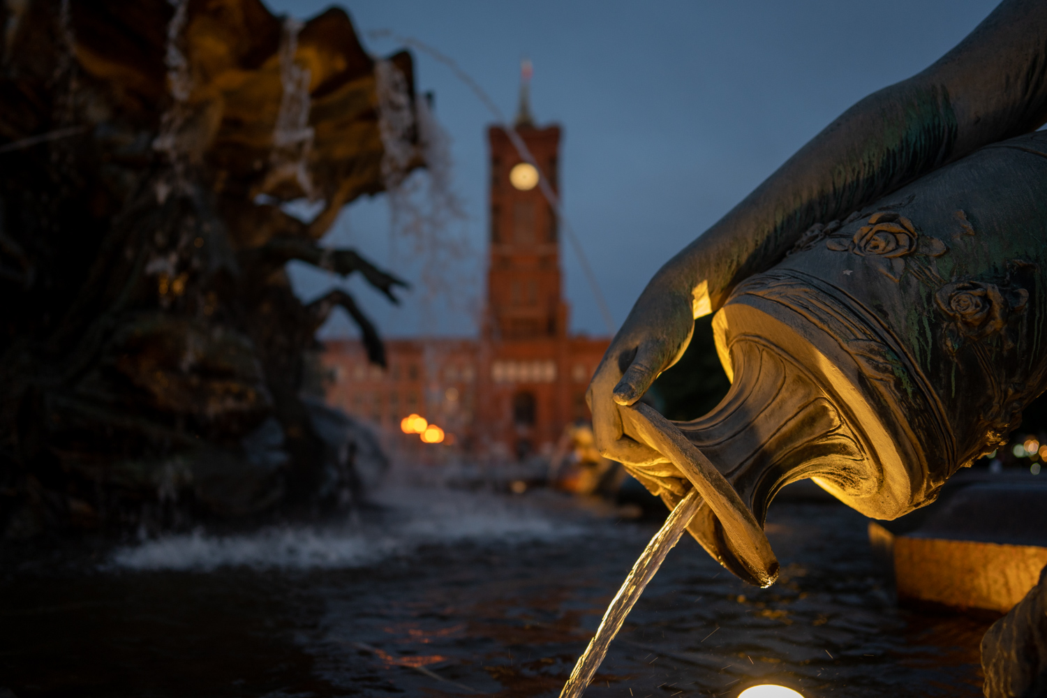 Neptunbrunnen and City Hall | 1/125s * f1.4 * ISO 1250 * 24mm - FE 24mm F1.4 GM - Sony α7 IV Neptunbrunnen and City Hall