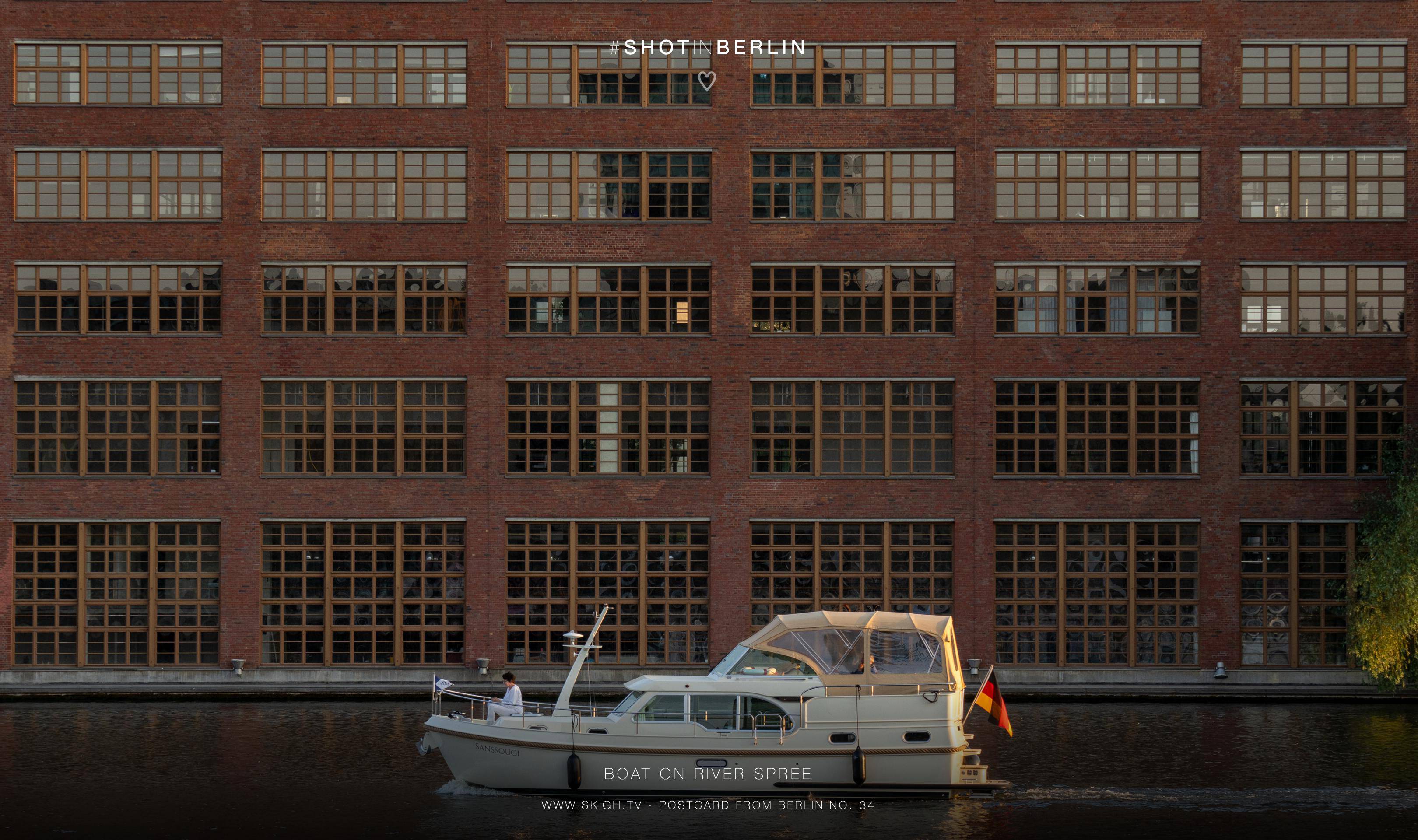 Boat on river Spree | 1/250s * f5.6 * ISO 400 * 70mm - FE 70-300mm F4.5-5.6 G OSS - Sony α7R V Boat on river Spree