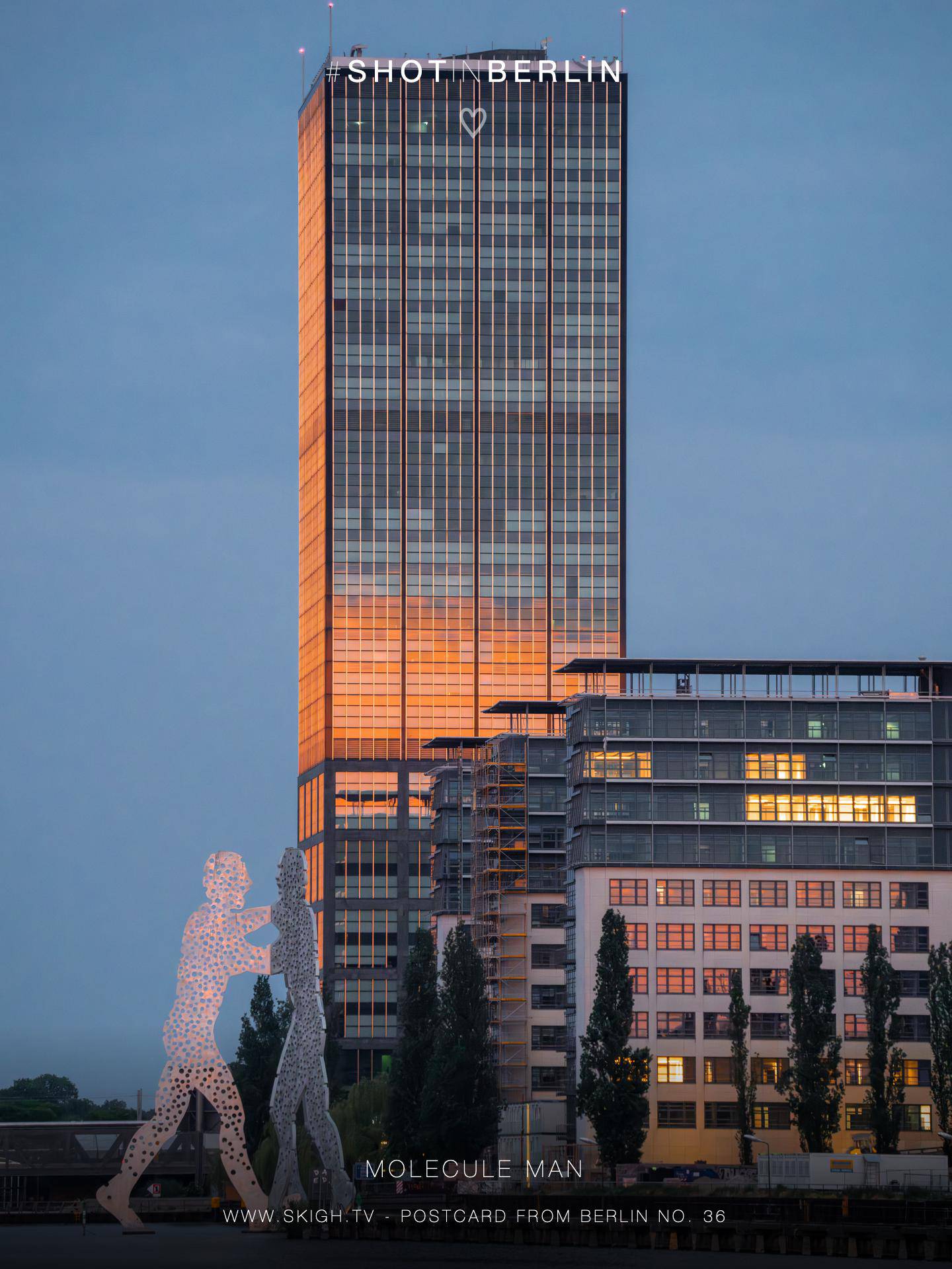 Molecule Man | 1/100s * f5.6 * ISO 12800 * 181mm - FE 70-300mm F4.5-5.6 G OSS - Sony α7R V Molecule Man