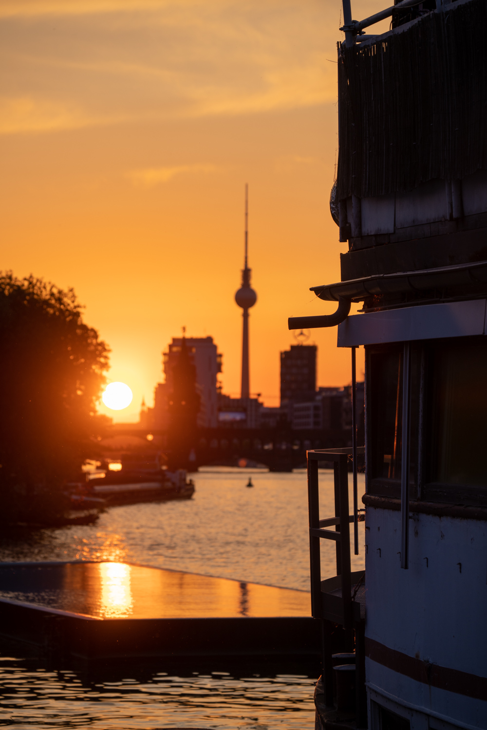 Badeschiff Sunset | 1/320s * f5.6 * ISO 100 * 217mm - FE 70-300mm F4.5-5.6 G OSS - Sony α7R V Badeschiff Sunset