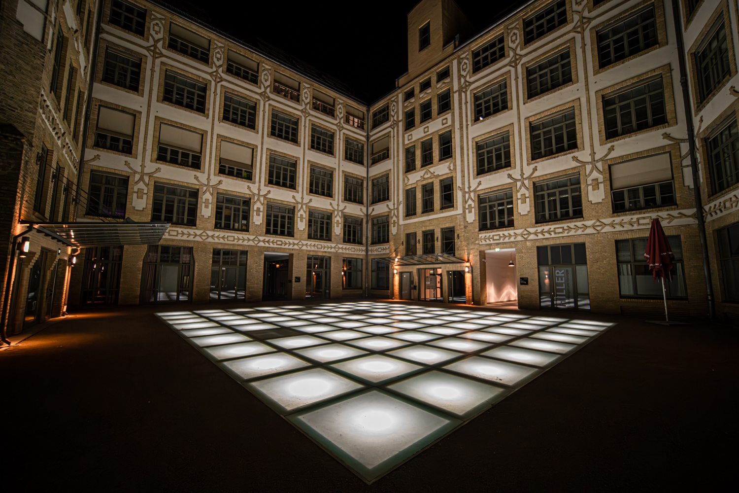 Oberbaum City | 1/125s * -- * ISO 5000 * -- - Laowa 10-18mm F4.5-5.6 FE - Sony α7 IV Oberbaum City