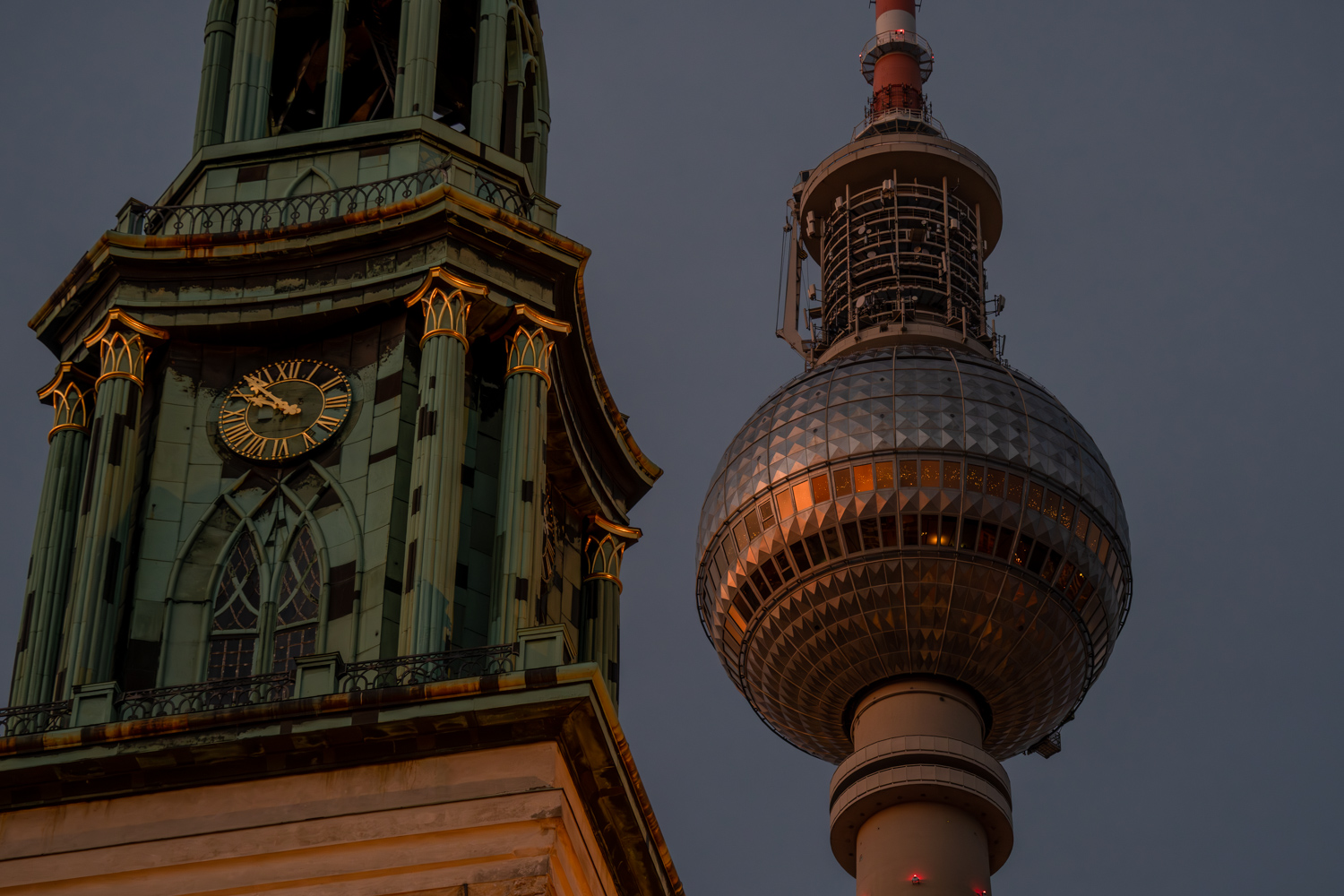 TV tower at dusk | 1/30s * f5.6 * ISO 5000 * 234mm - FE 70-300mm F4.5-5.6 G OSS - Sony α7R V TV tower at dusk