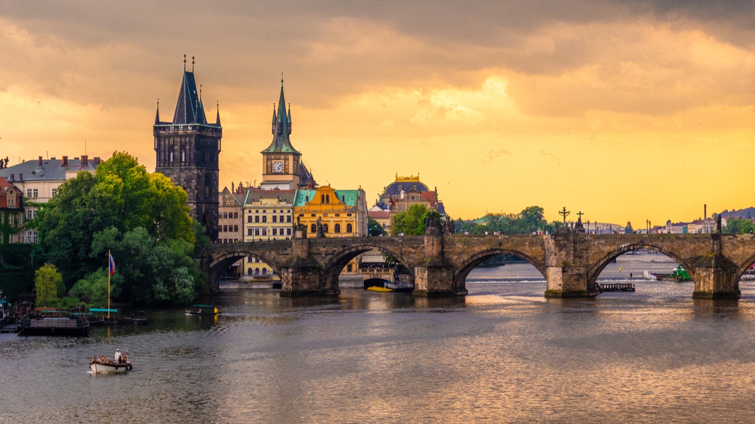 Charles Bridge before the storm | 1/125s * f8 * ISO 2000 * 59mm - FE 24-105mm F4 G OSS - Sony α7R III Charles Bridge before the storm