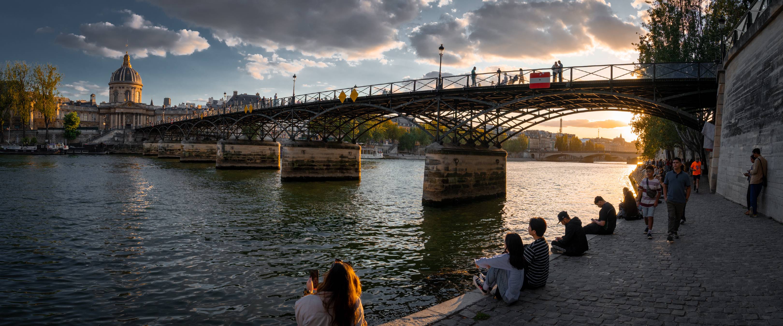 Pont des Arts & Institut de France | 1/250s * f9 * ISO 400 * 24mm - FE 24-70mm F2.8 GM II - Sony α7R V Pont des Arts & Institut de France